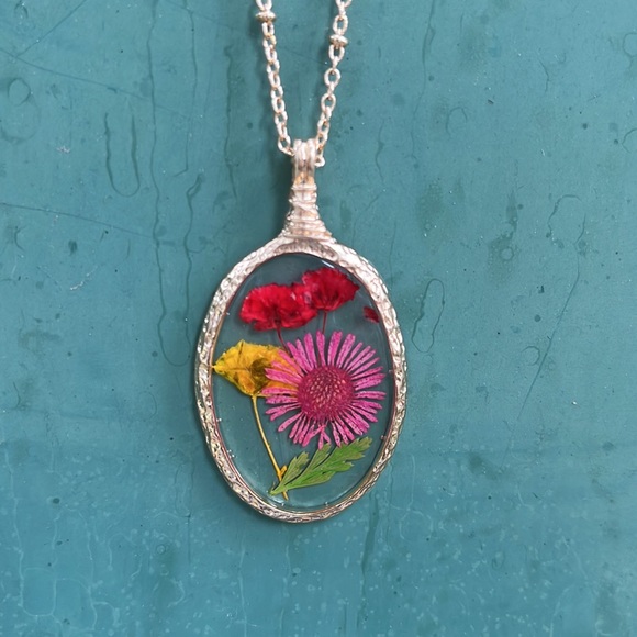 Handmade Real Pressed Dried Flower Botanical Resin
Necklace - Picture 9 of 14